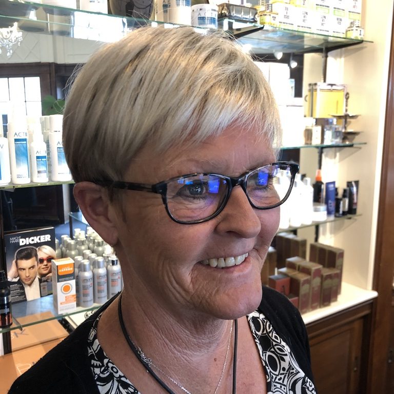 Billede af kunden Sanne med en korthåret, lys paryk af fiberhår