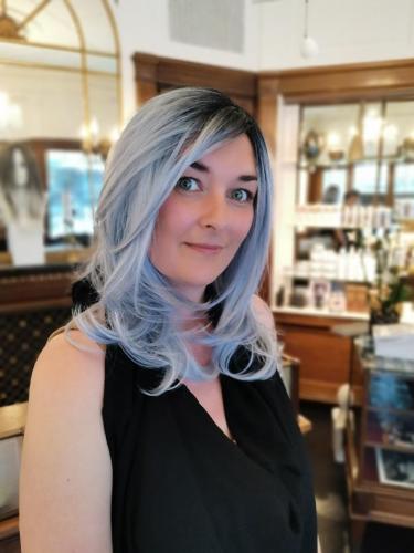 Susanne har valgt 2 parykker. Her en blå fiber paryk, som gør Susanne til en spændende type.