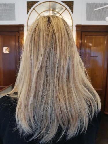 Blond paryk af ægte hår.