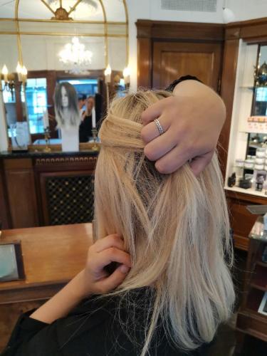 Blond paryk til Susanne, meget naturlig. 