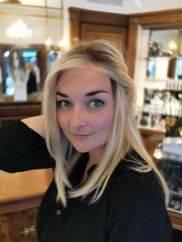 Susanne med den blonde paryk, dette er ægte hår. Et helt andet look end den blå paryk. Skab din helt egen type.