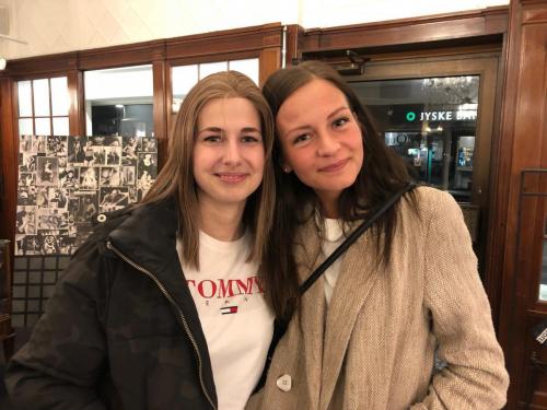 Camilla fik i selskab med sin veninde valgt den helt rigtige paryk. Altid godt med støtte fra en nær. Paryk af ægte hår.
