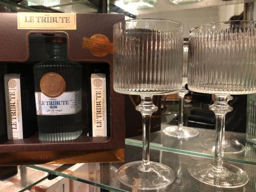 UniQue.M er forhandler af den eksklusive gin, Le Tribute samt dertilhørende håndlavede glas.