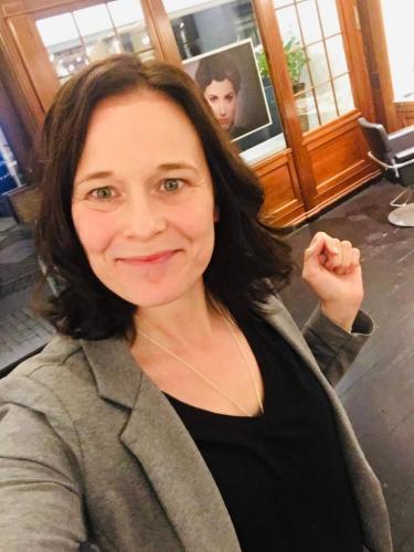 Hair integration i ægte hår. Karina stråler med det nye hår.
