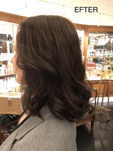 Karina har tabt rigtig meget hår uden årsag. Vi vælger en "top", hair integration, som giver volumen og fylde til eksisterende hår.
